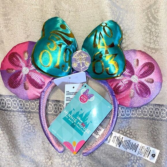 Disney Accessories - Minnie Mouse The Main Attraction Limited Release it’s a Small World Ears NWT